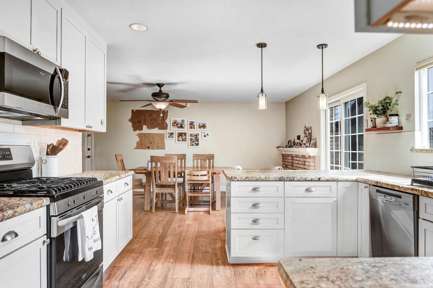 Detail Gallery Image 8 of 11 For 1383 Larkin Dr, Sonoma,  CA 95476 - 3 Beds | 2 Baths