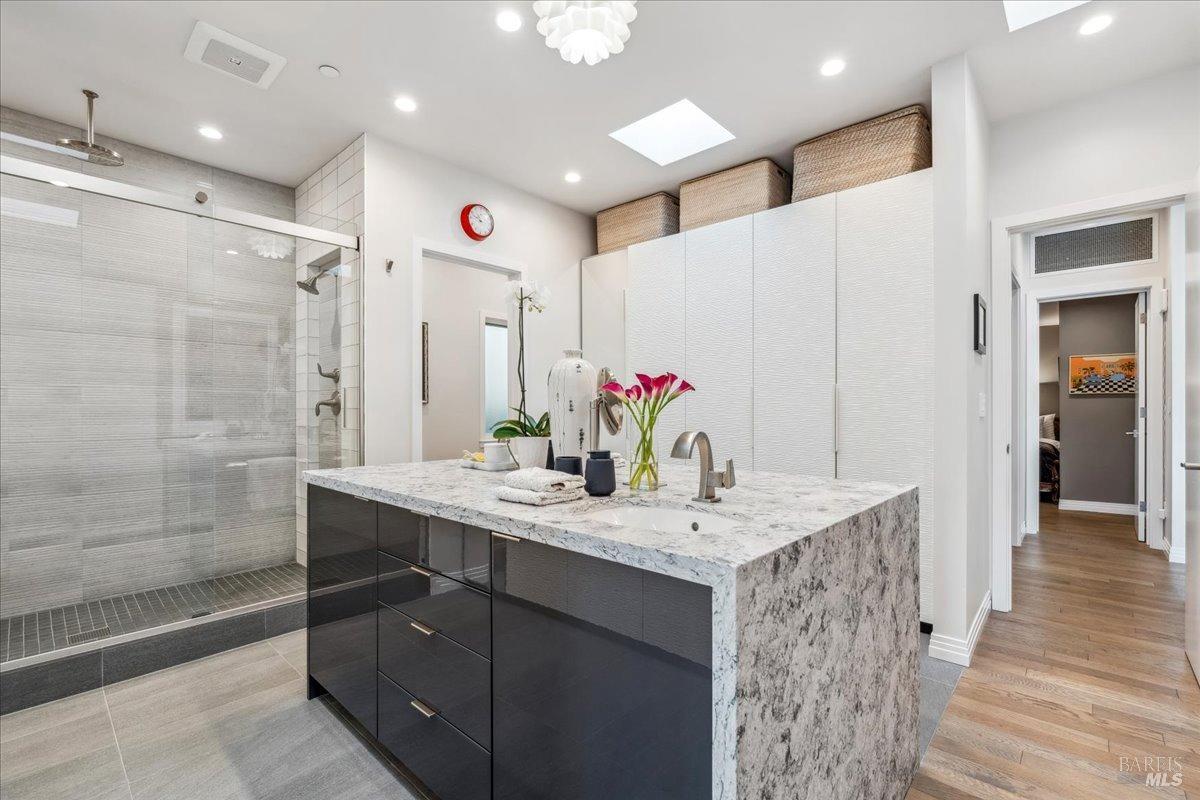 Detail Gallery Image 21 of 72 For 20 Lagoon Rd, Belvedere,  CA 94920 - 4 Beds | 4/1 Baths