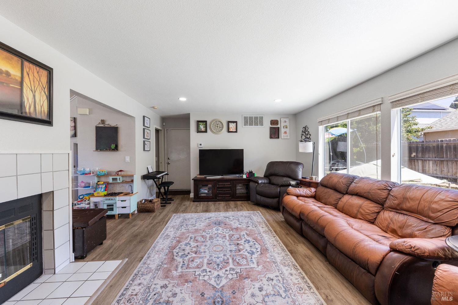 Detail Gallery Image 7 of 31 For 907 Shadywood Cir, Suisun City,  CA 94585 - 4 Beds | 2/1 Baths