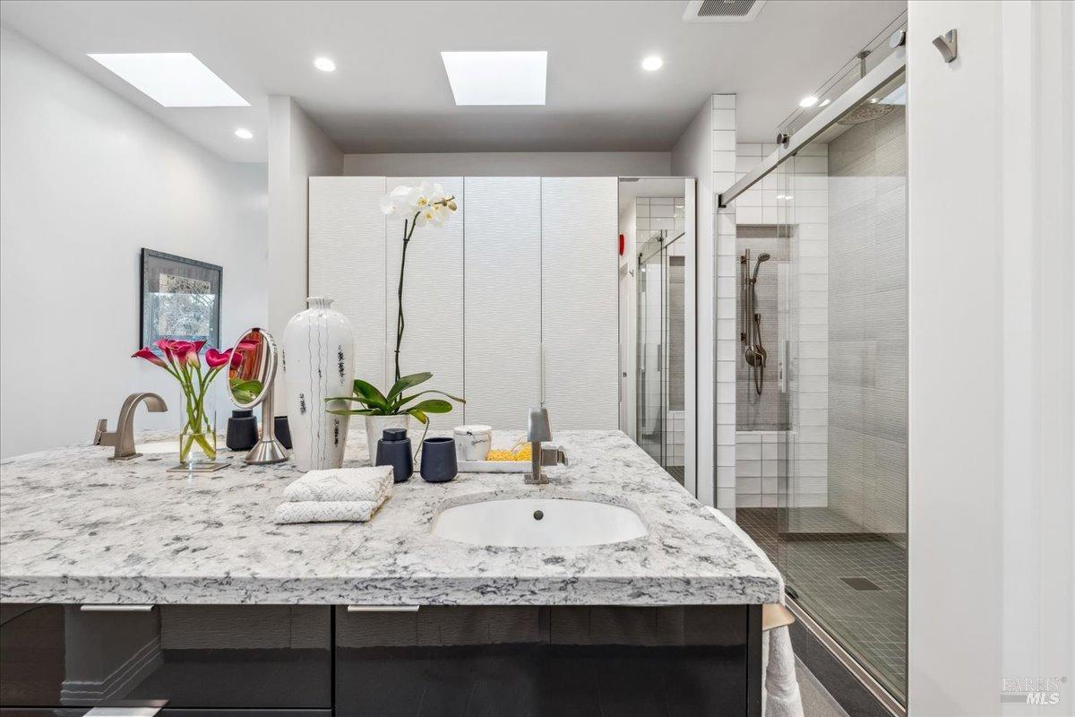 Detail Gallery Image 23 of 72 For 20 Lagoon Rd, Belvedere,  CA 94920 - 4 Beds | 4/1 Baths
