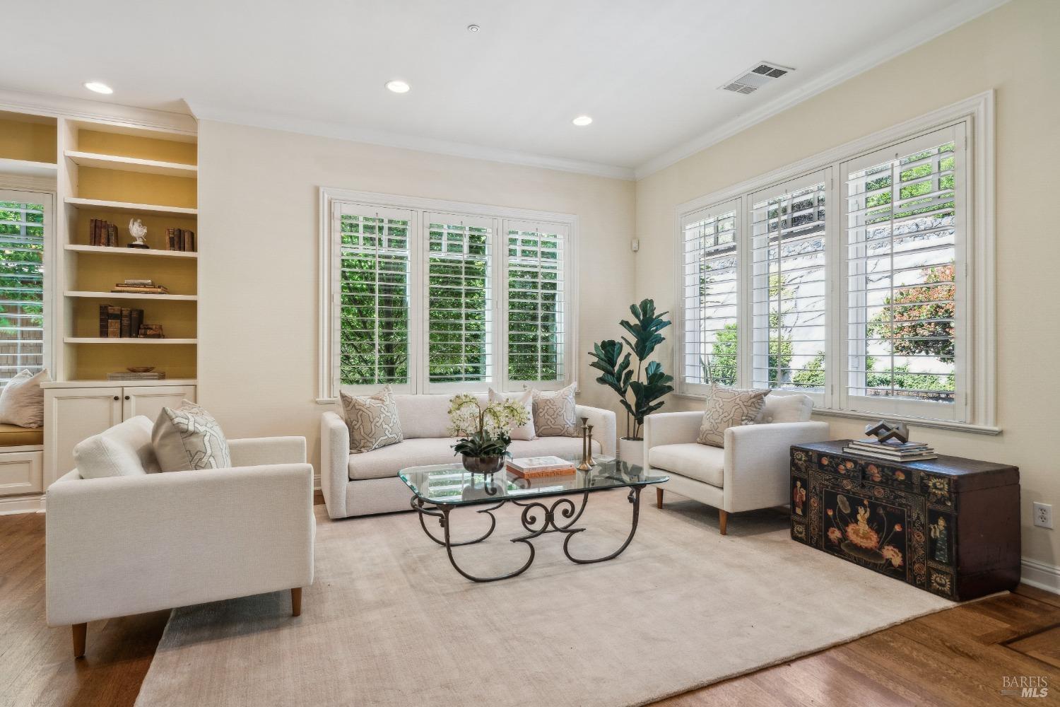Detail Gallery Image 3 of 21 For 37 Ross Ter, Kentfield,  CA 94904 - 3 Beds | 3/1 Baths