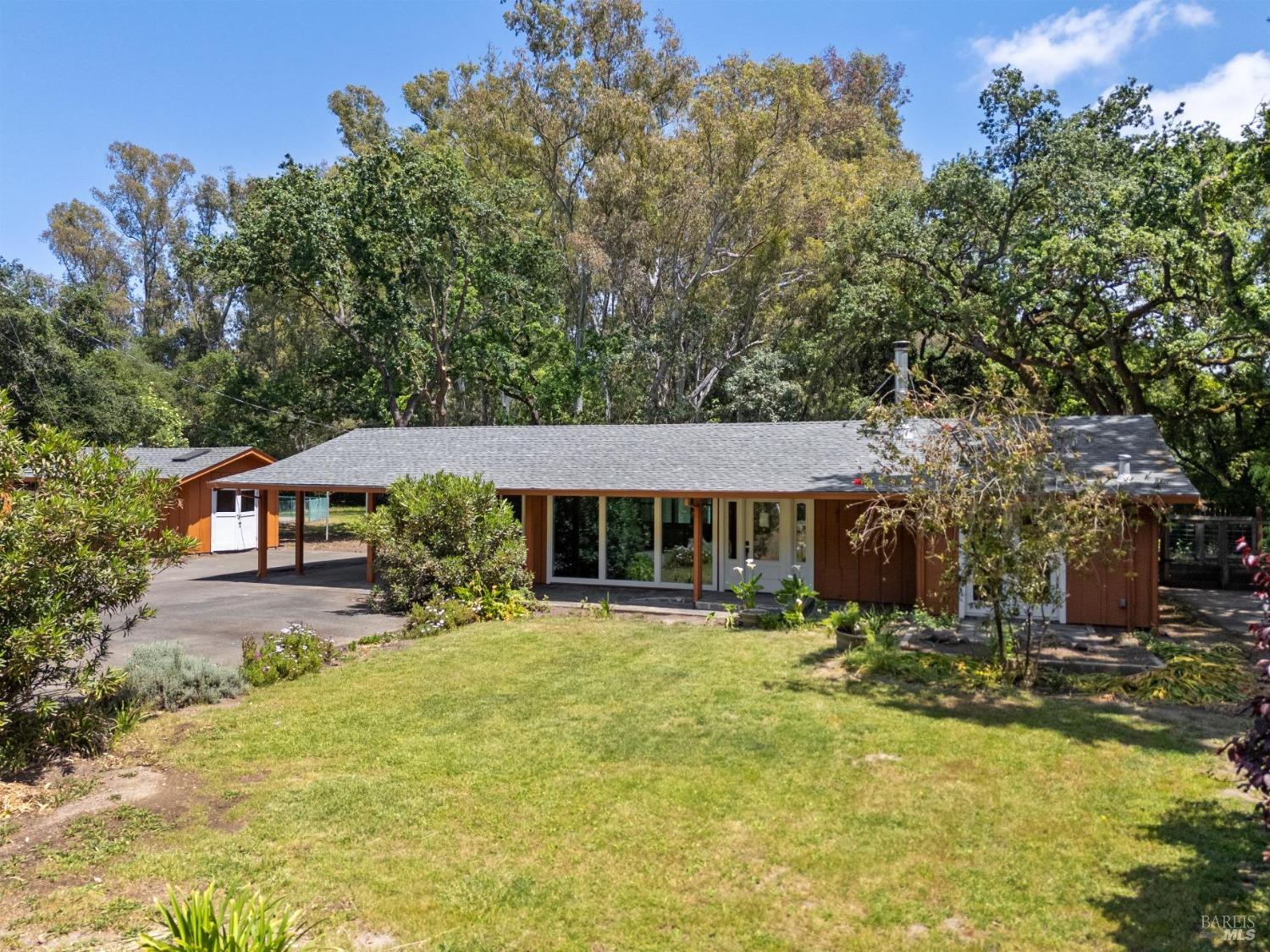 Detail Gallery Image 4 of 30 For 1610 Napa Rd, Sonoma,  CA 95476 - 3 Beds | 3 Baths