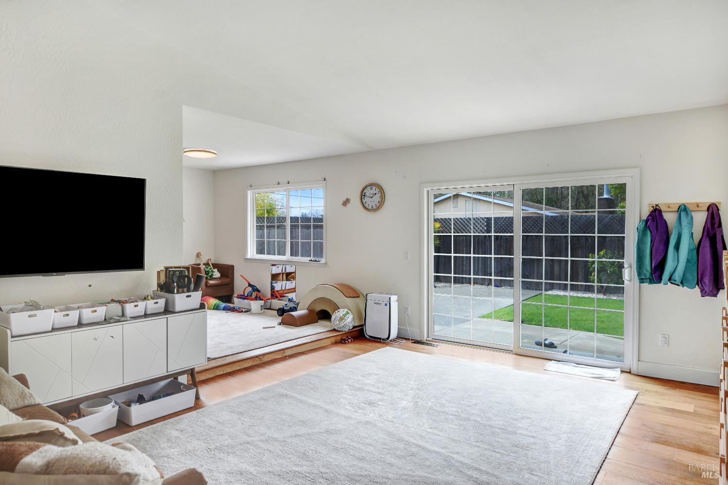 Detail Gallery Image 6 of 11 For 1383 Larkin Dr, Sonoma,  CA 95476 - 3 Beds | 2 Baths