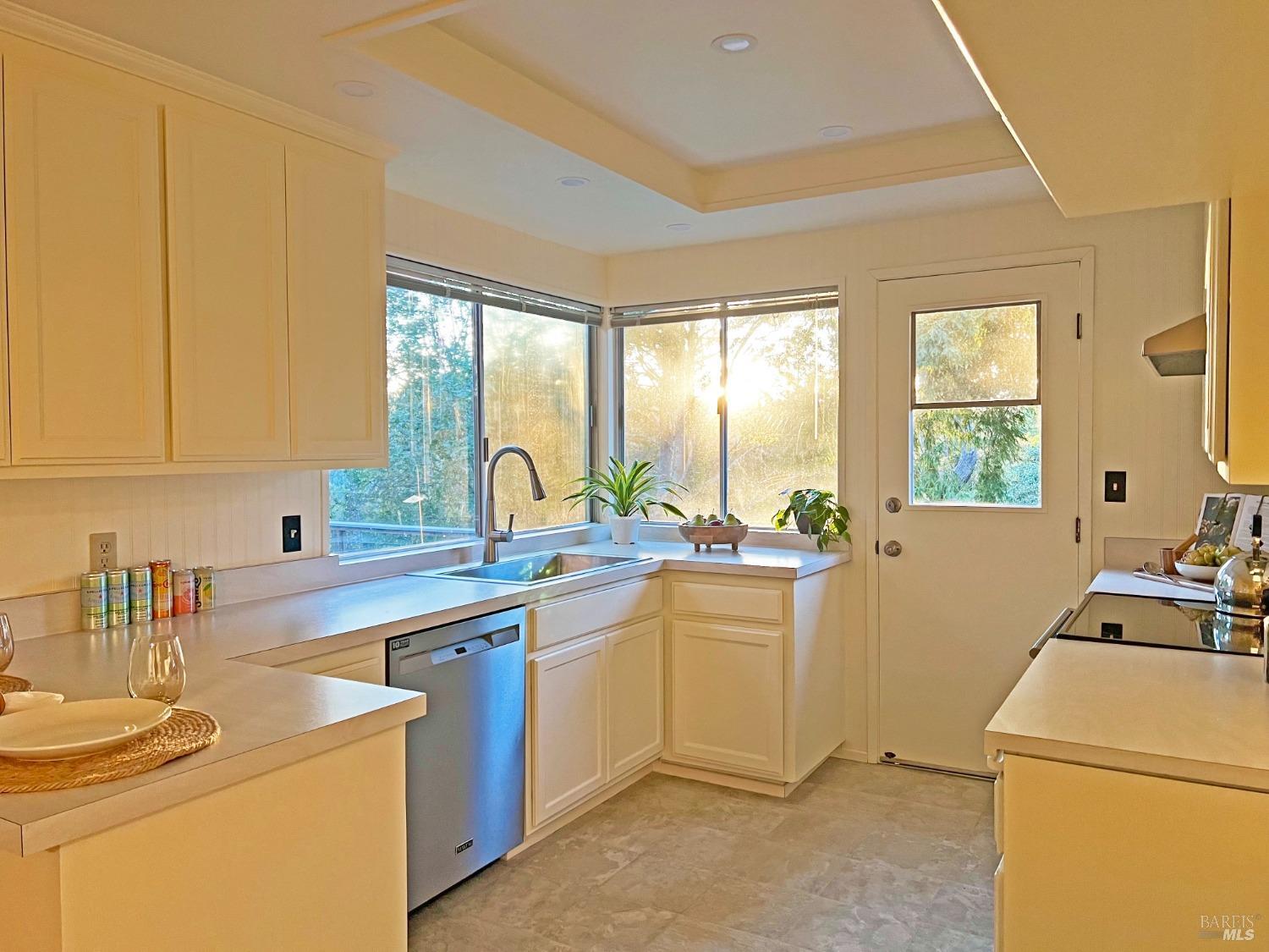 Detail Gallery Image 5 of 51 For 1009 Tilton Rd, Sebastopol,  CA 95472 - 3 Beds | 2 Baths