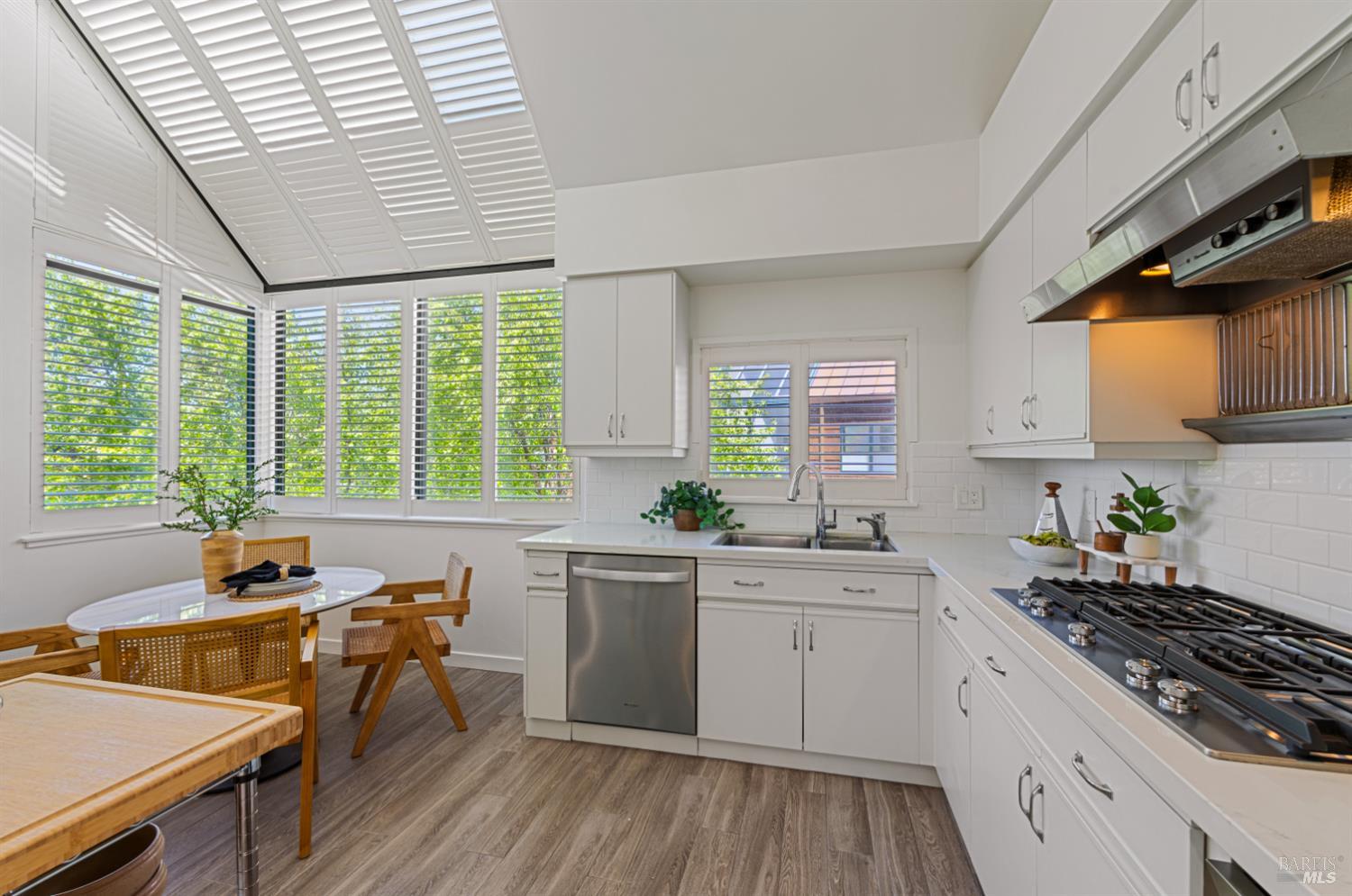 Detail Gallery Image 11 of 36 For 44 Lagoon Vis, Tiburon,  CA 94920 - 2 Beds | 2 Baths