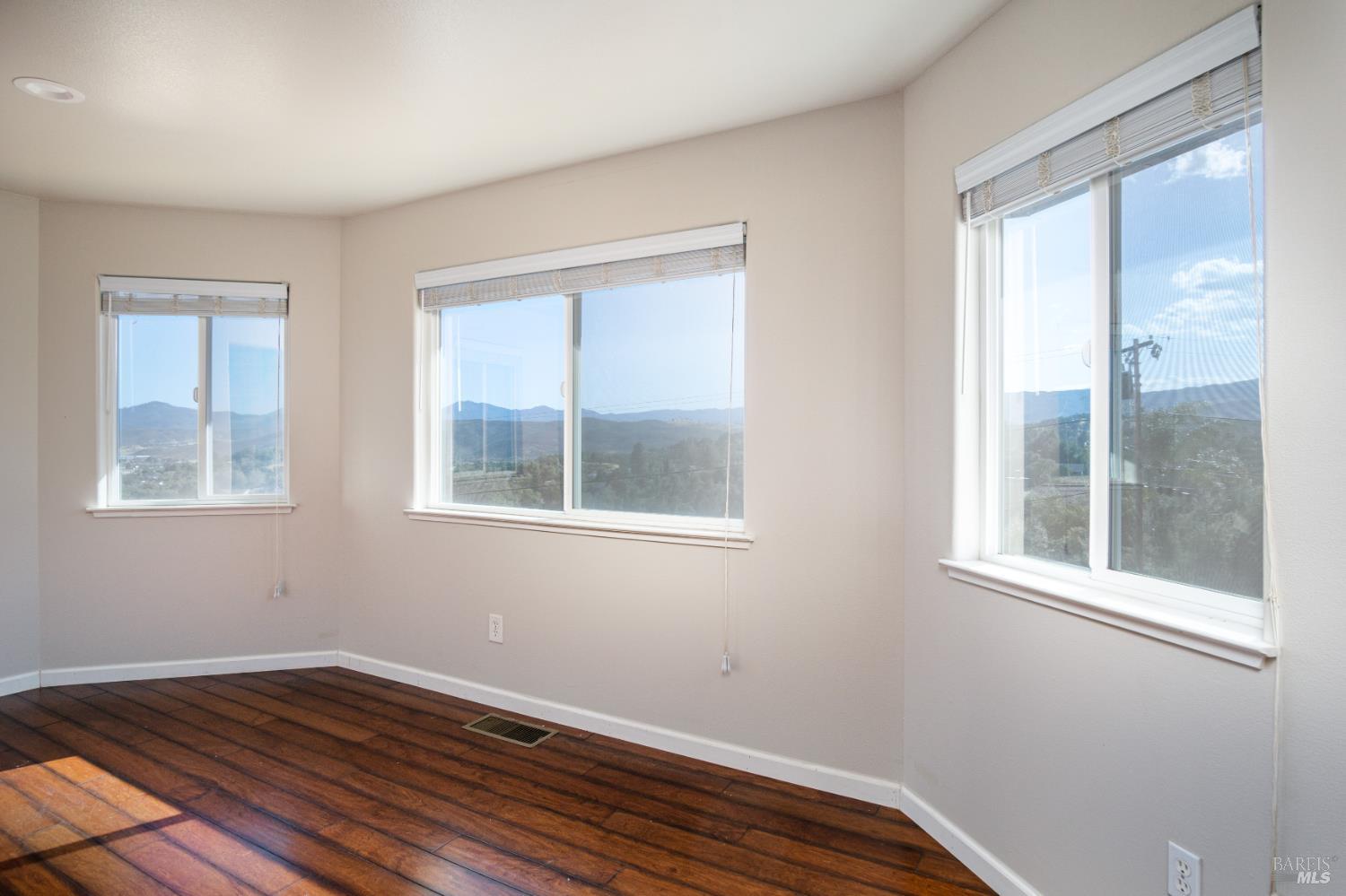 Detail Gallery Image 17 of 53 For 16544 Hacienda Ct, Hidden Valley Lake,  CA 95467 - 5 Beds | 3 Baths