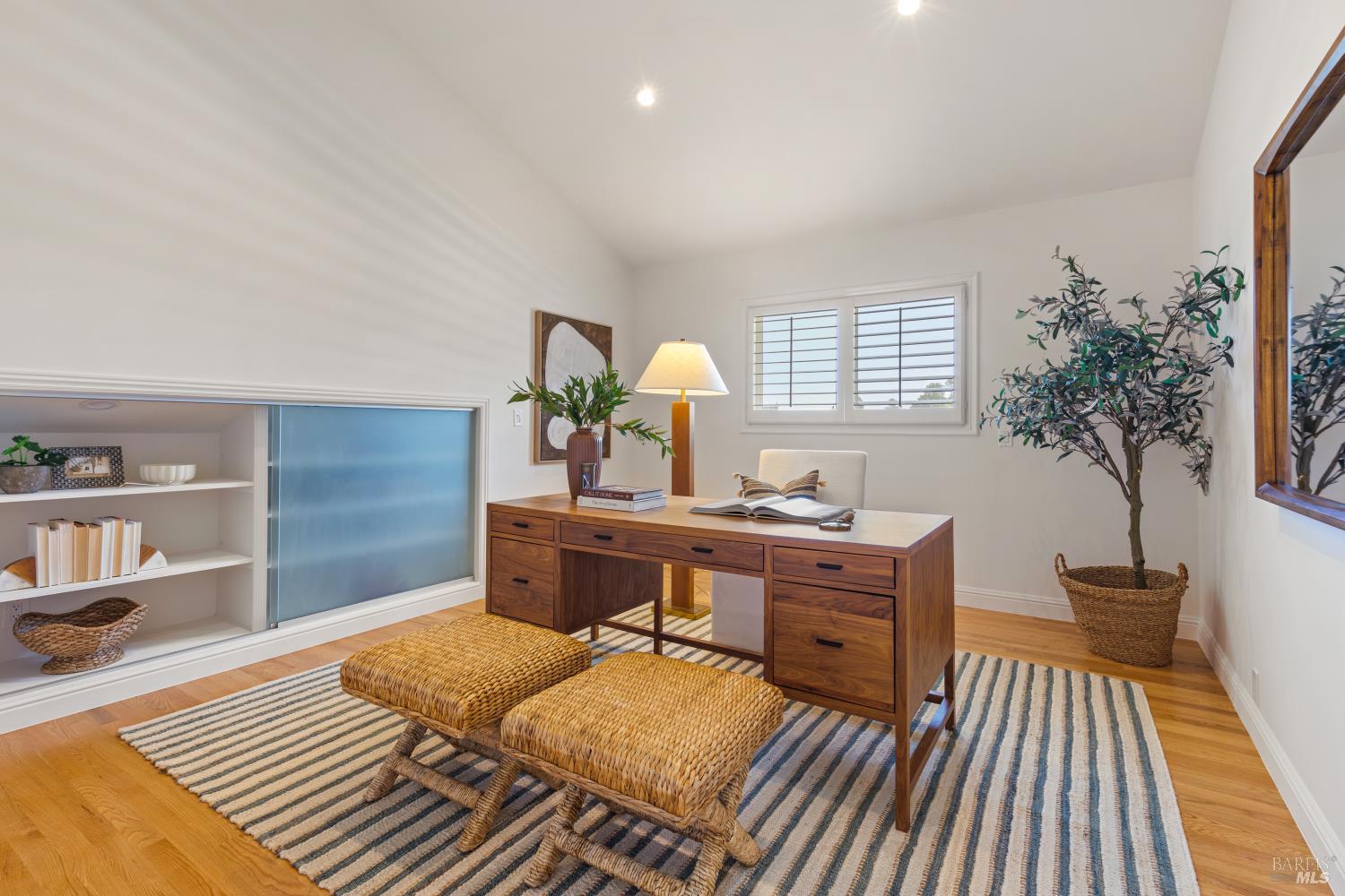 Detail Gallery Image 24 of 50 For 91 Round Hill Rd, Tiburon,  CA 94920 - 5 Beds | 4/1 Baths