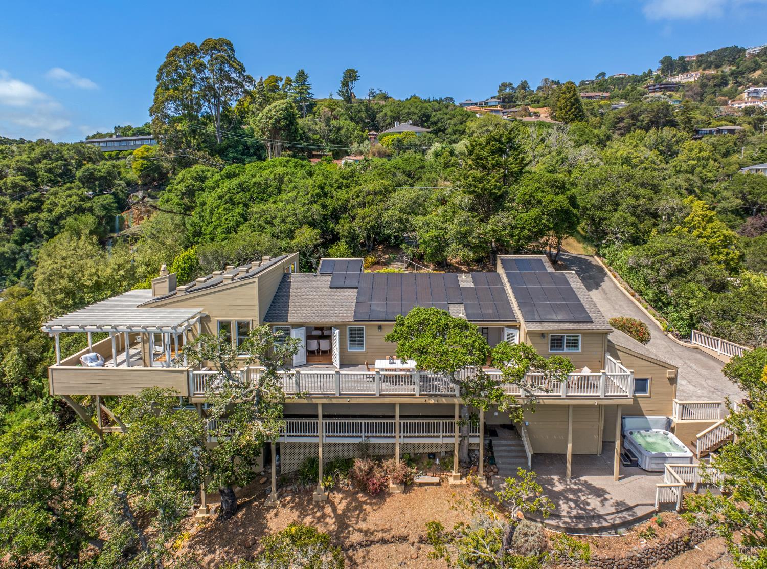 Detail Gallery Image 6 of 50 For 91 Round Hill Rd, Tiburon,  CA 94920 - 5 Beds | 4/1 Baths