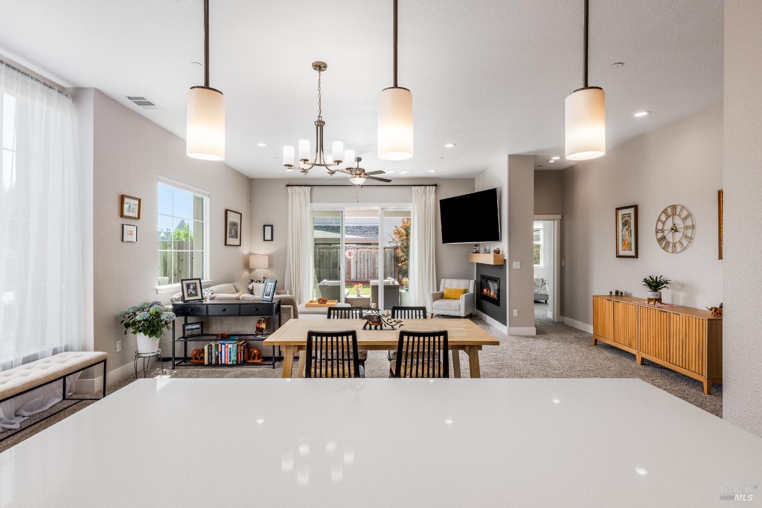 Detail Gallery Image 3 of 32 For 1455 Acorn Way, Windsor,  CA 95492 - 3 Beds | 2 Baths