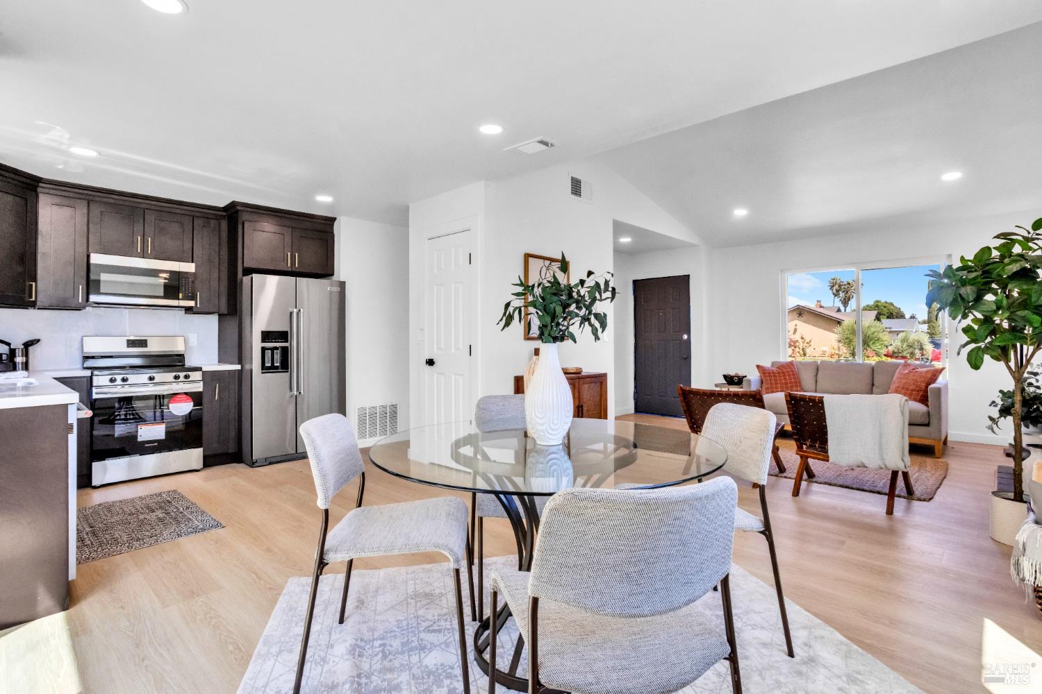 Detail Gallery Image 6 of 27 For 502 Prairie Ct, Suisun City,  CA 94585 - 3 Beds | 2 Baths