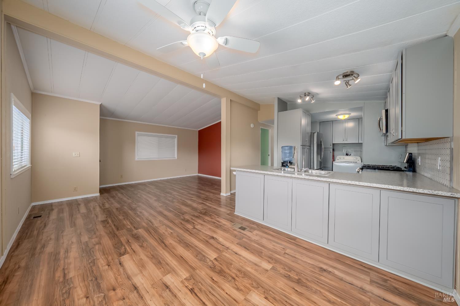 Detail Gallery Image 2 of 38 For 5330 Lakeshore Blvd 32, Lakeport,  CA 95453 - 2 Beds | 1/1 Baths