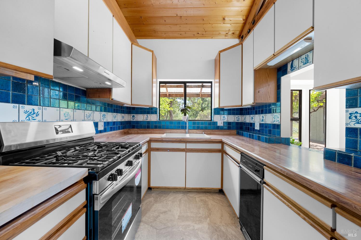 Detail Gallery Image 15 of 94 For 17651 Van Arsdale Rd, Potter Valley,  CA 95469 - 6 Beds | 5 Baths