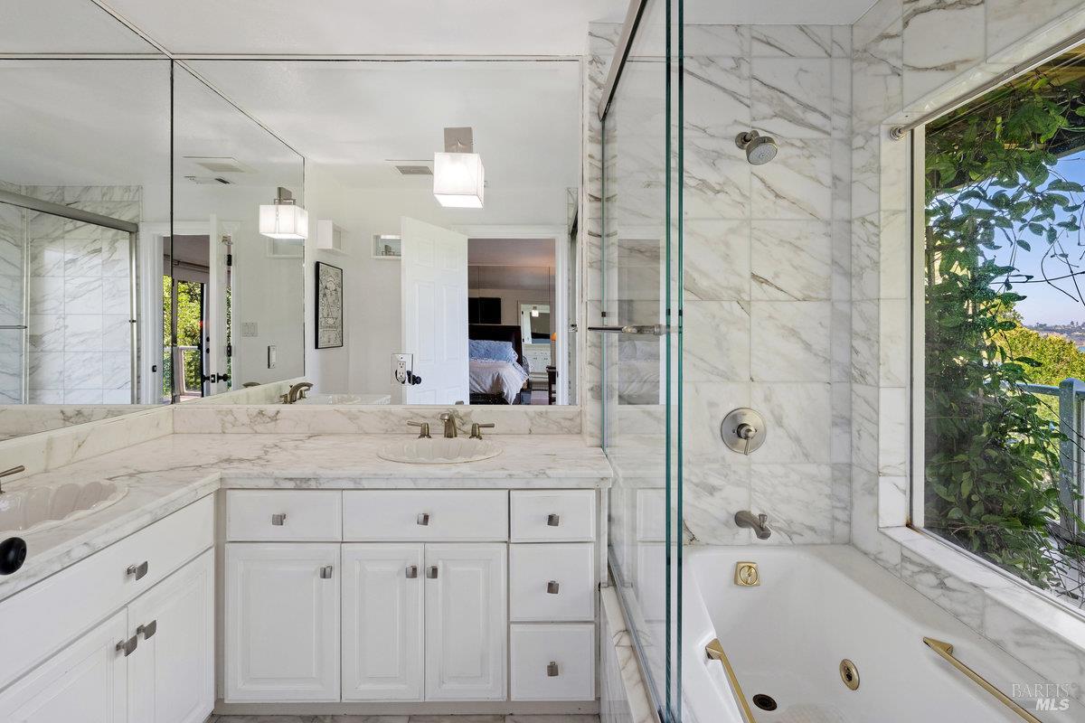 Detail Gallery Image 22 of 44 For 350 Sausalito Blvd, Sausalito,  CA 94965 - 4 Beds | 4/1 Baths