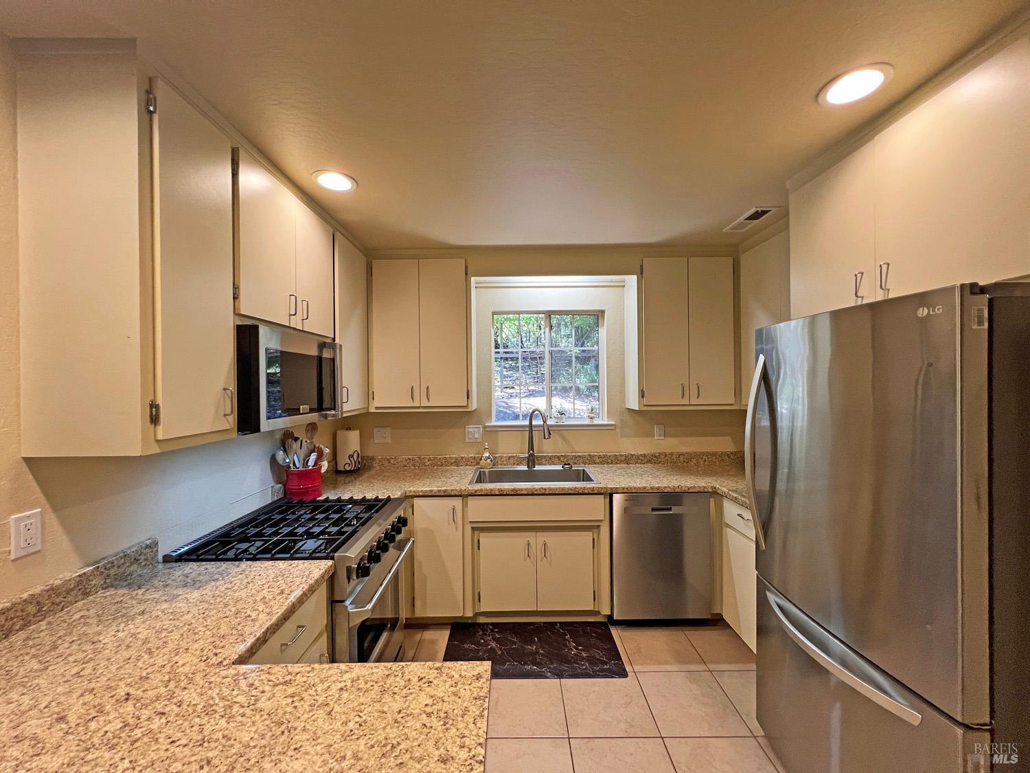 Detail Gallery Image 5 of 39 For 24034 Willow Ln, Willits,  CA 95490 - 3 Beds | 3 Baths