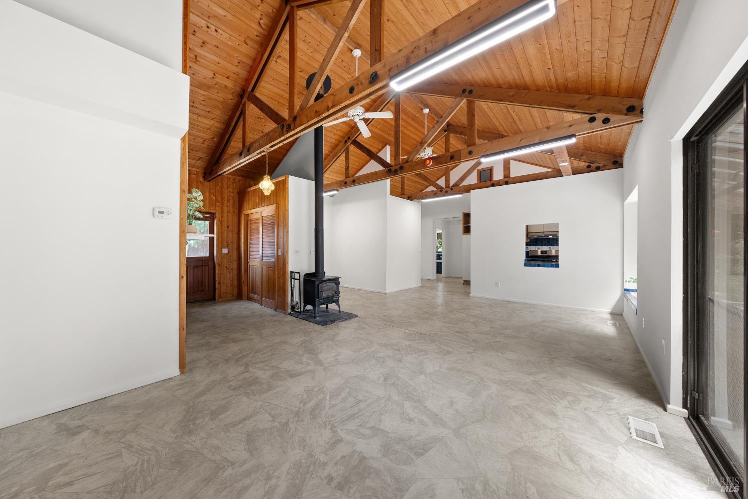 Detail Gallery Image 13 of 94 For 17651 Van Arsdale Rd, Potter Valley,  CA 95469 - 6 Beds | 5 Baths