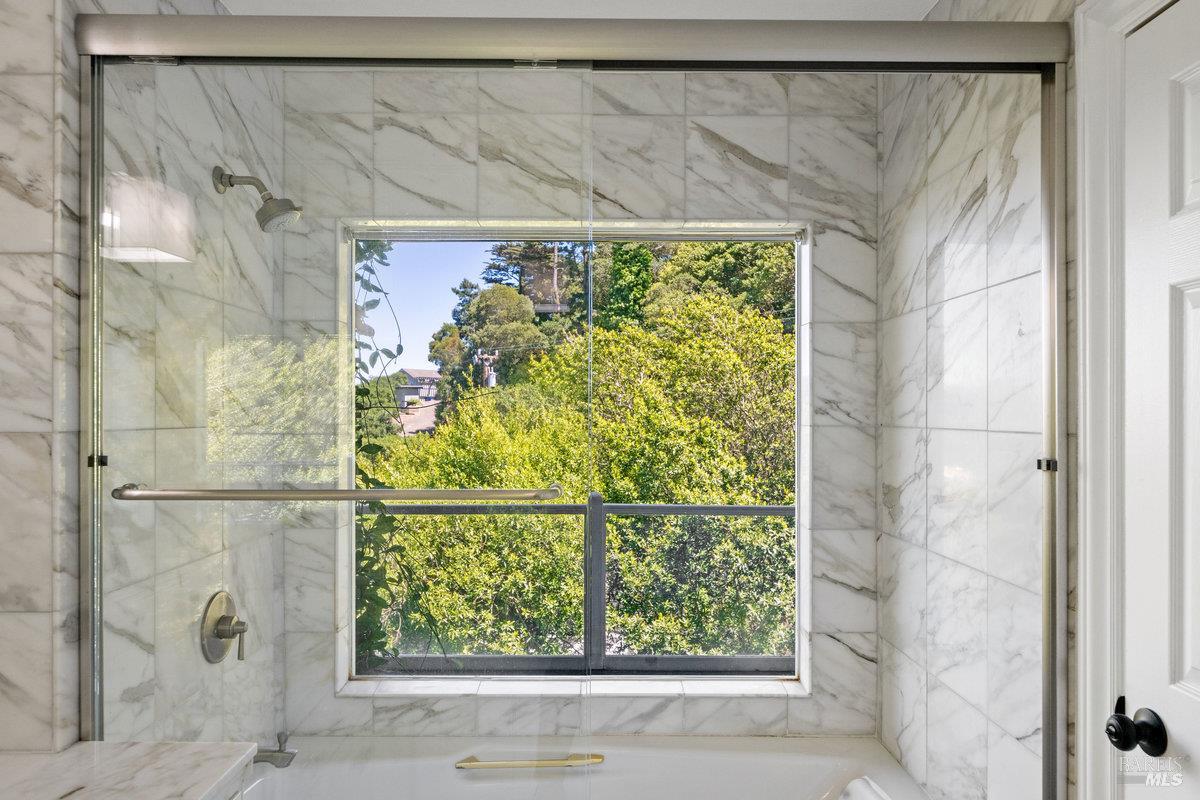 Detail Gallery Image 24 of 44 For 350 Sausalito Blvd, Sausalito,  CA 94965 - 4 Beds | 4/1 Baths