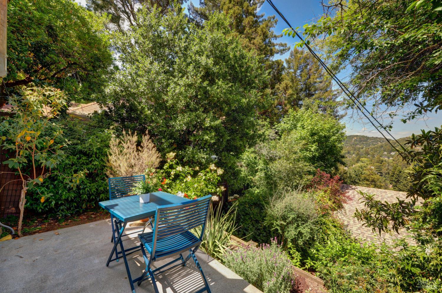 Detail Gallery Image 3 of 30 For 47 Woodside Ln, Mill Valley,  CA 94941 - 2 Beds | 2 Baths