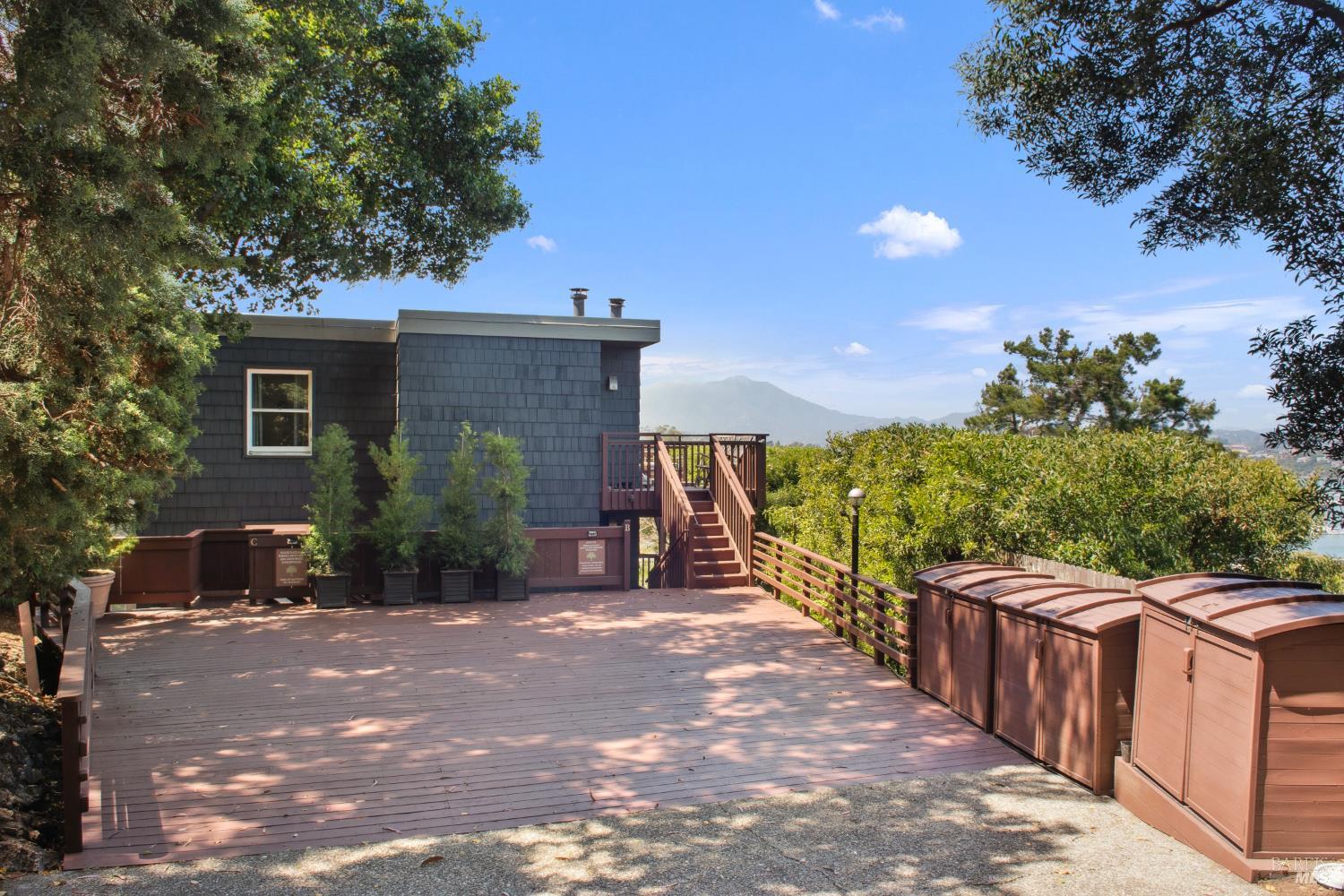 Detail Gallery Image 2 of 11 For 20 Woodward Ave, Sausalito,  CA 94965 - – Beds | – Baths