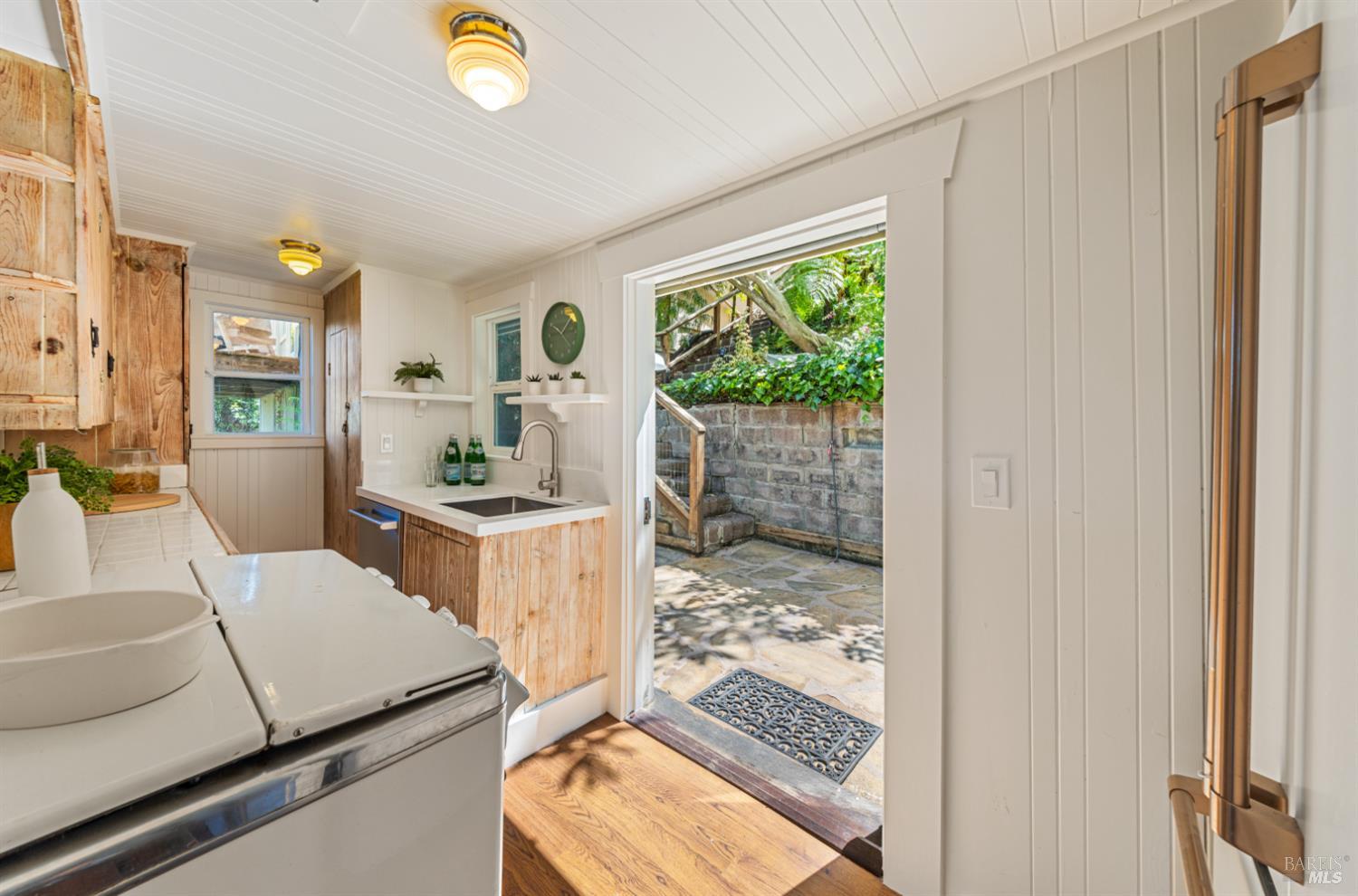 Detail Gallery Image 7 of 30 For 47 Woodside Ln, Mill Valley,  CA 94941 - 2 Beds | 2 Baths