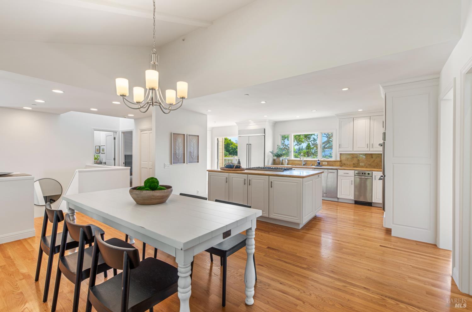 Detail Gallery Image 5 of 50 For 91 Round Hill Rd, Tiburon,  CA 94920 - 5 Beds | 4/1 Baths