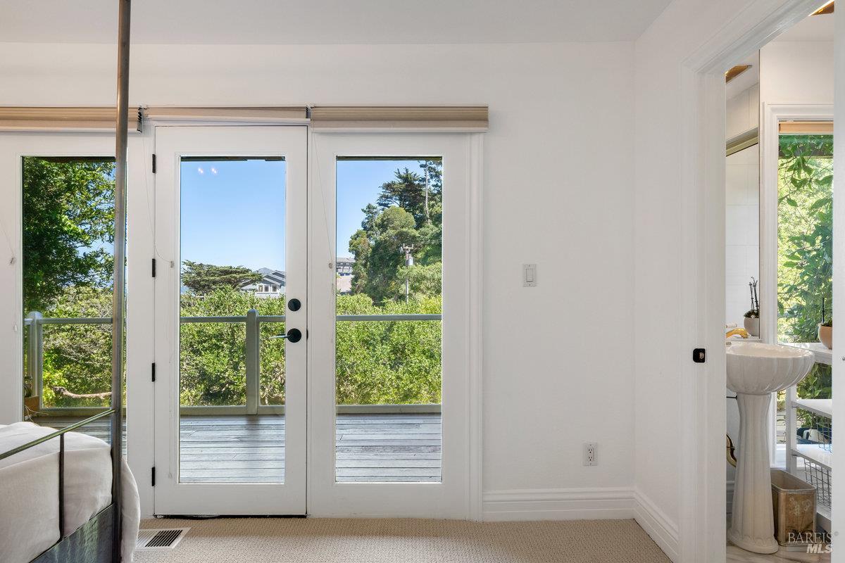 Detail Gallery Image 28 of 44 For 350 Sausalito Blvd, Sausalito,  CA 94965 - 4 Beds | 4/1 Baths