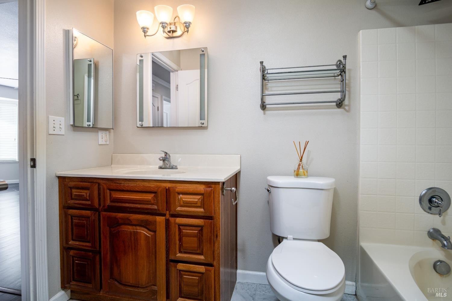 Detail Gallery Image 19 of 53 For 16544 Hacienda Ct, Hidden Valley Lake,  CA 95467 - 5 Beds | 3 Baths