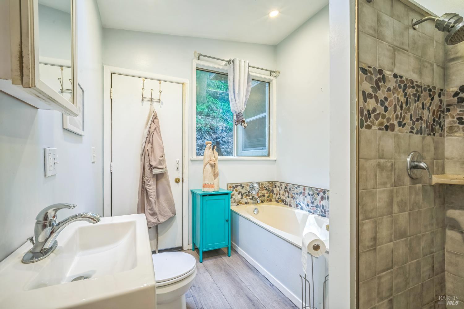 Detail Gallery Image 13 of 33 For 15910 E Austin Creek Rd, Cazadero,  CA 95421 - 2 Beds | 1 Baths
