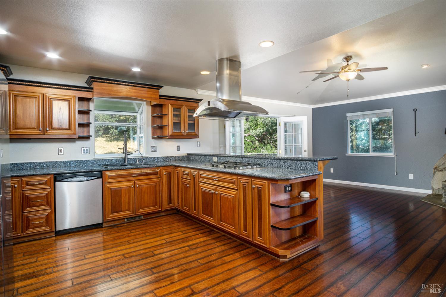Detail Gallery Image 13 of 53 For 16544 Hacienda Ct, Hidden Valley Lake,  CA 95467 - 5 Beds | 3 Baths