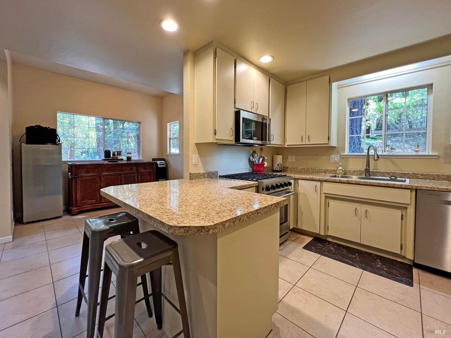 Detail Gallery Image 8 of 39 For 24034 Willow Ln, Willits,  CA 95490 - 3 Beds | 3 Baths
