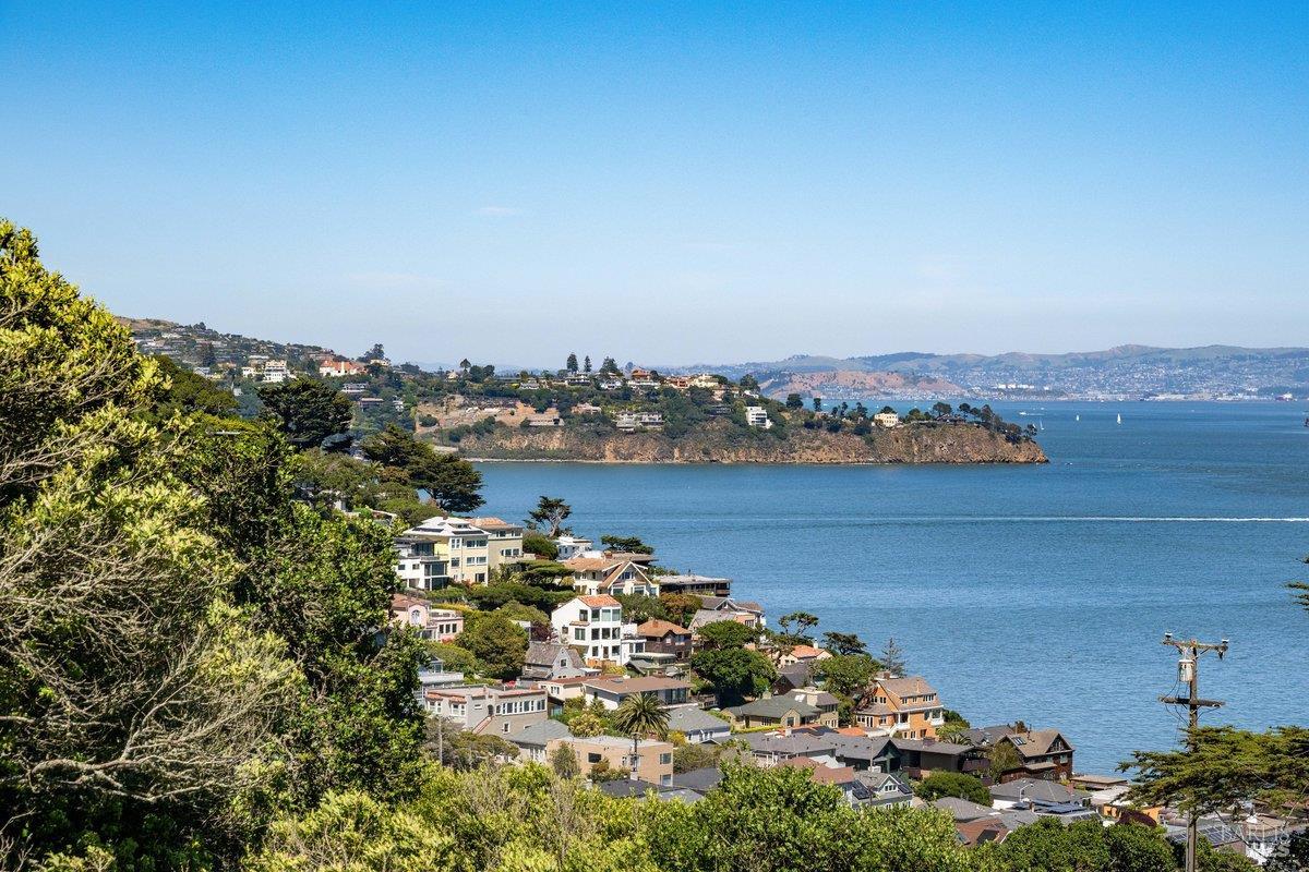 Detail Gallery Image 2 of 44 For 350 Sausalito Blvd, Sausalito,  CA 94965 - 4 Beds | 4/1 Baths