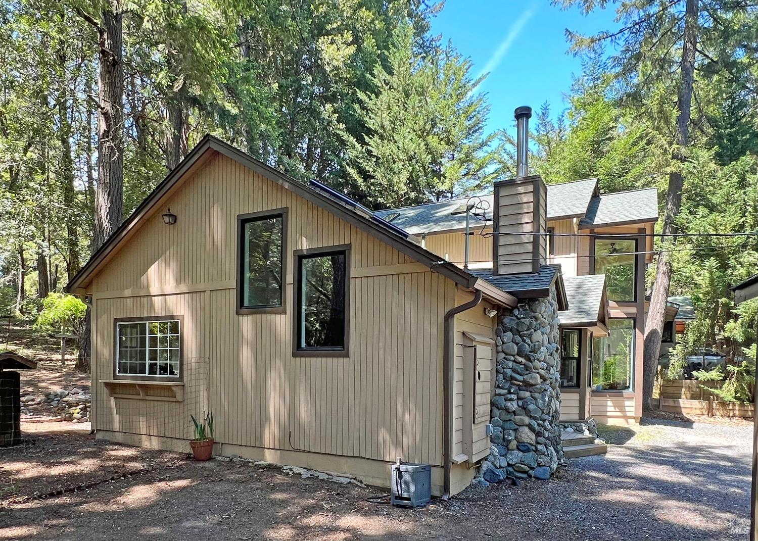 Detail Gallery Image 3 of 39 For 24034 Willow Ln, Willits,  CA 95490 - 3 Beds | 3 Baths