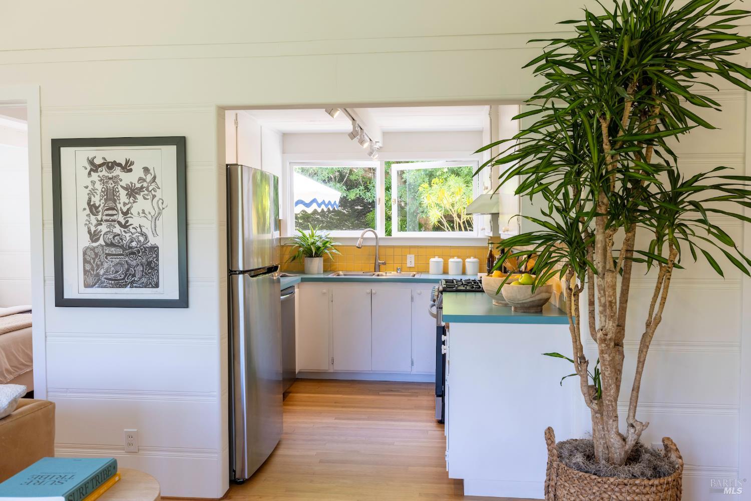 Detail Gallery Image 15 of 51 For 10 Park Ave, Bolinas,  CA 94924 - 2 Beds | 1/1 Baths