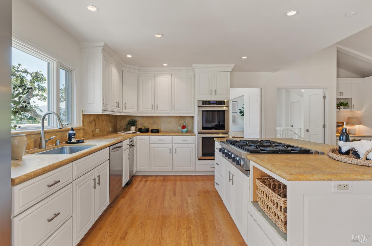 Detail Gallery Image 18 of 50 For 91 Round Hill Rd, Tiburon,  CA 94920 - 5 Beds | 4/1 Baths