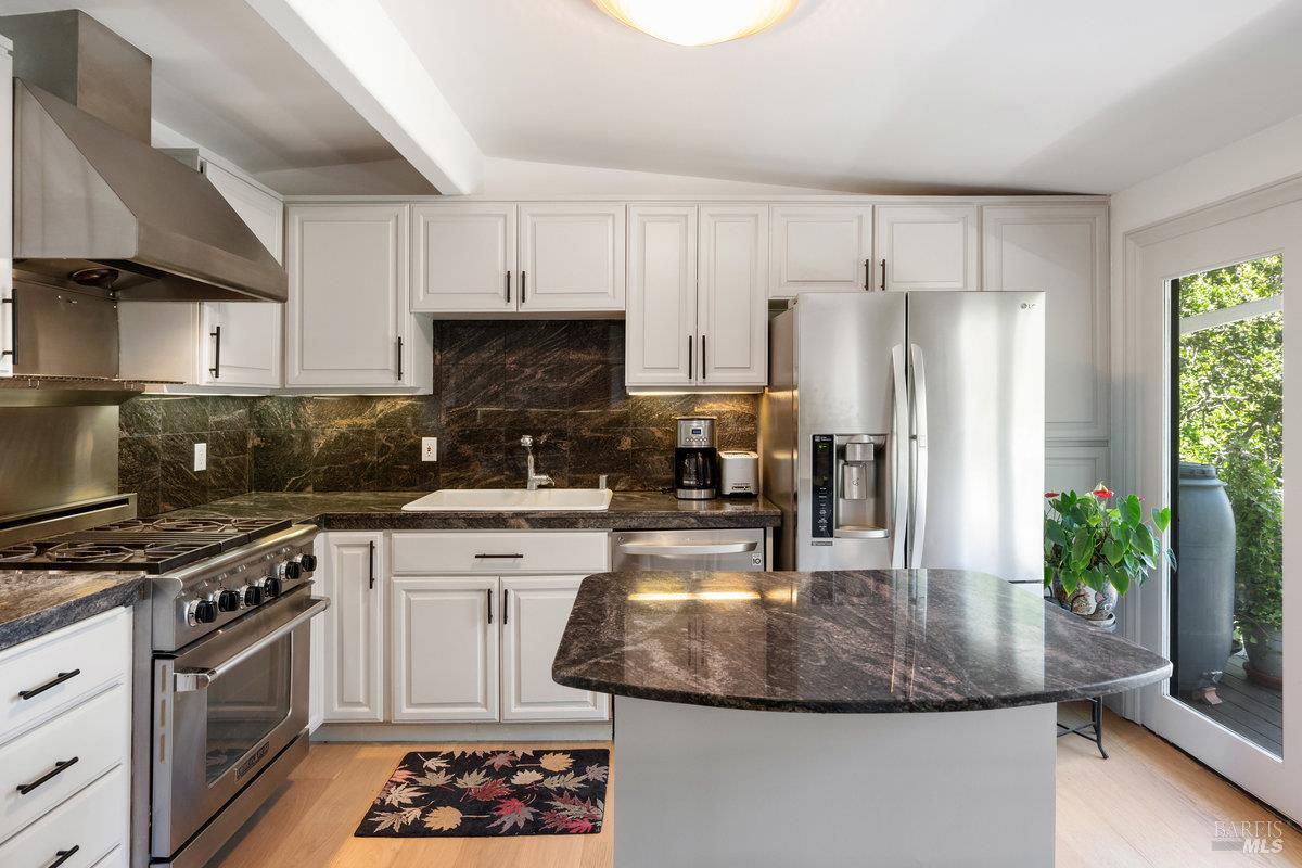 Detail Gallery Image 11 of 44 For 350 Sausalito Blvd, Sausalito,  CA 94965 - 4 Beds | 4/1 Baths