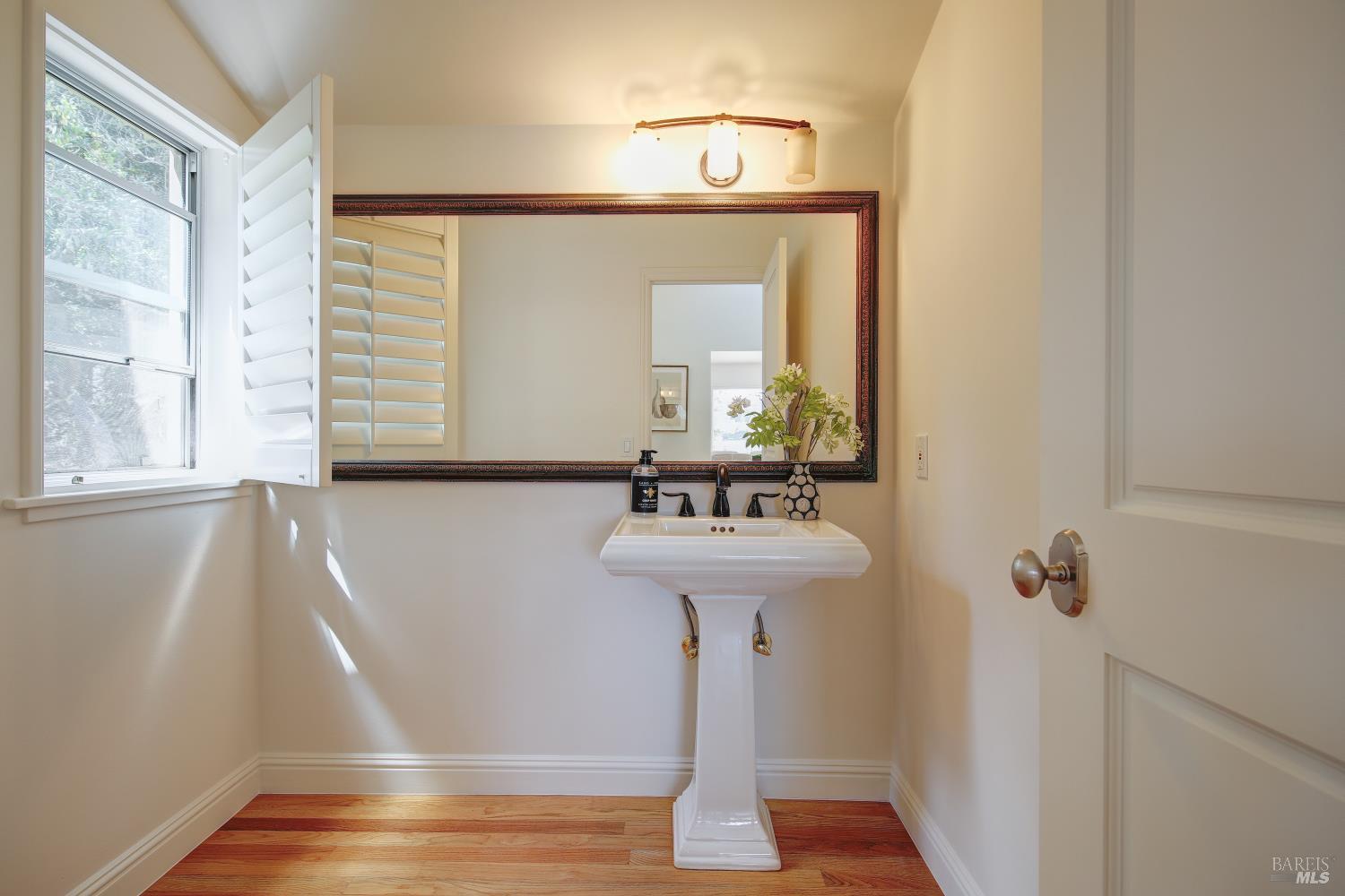 Detail Gallery Image 22 of 50 For 91 Round Hill Rd, Tiburon,  CA 94920 - 5 Beds | 4/1 Baths