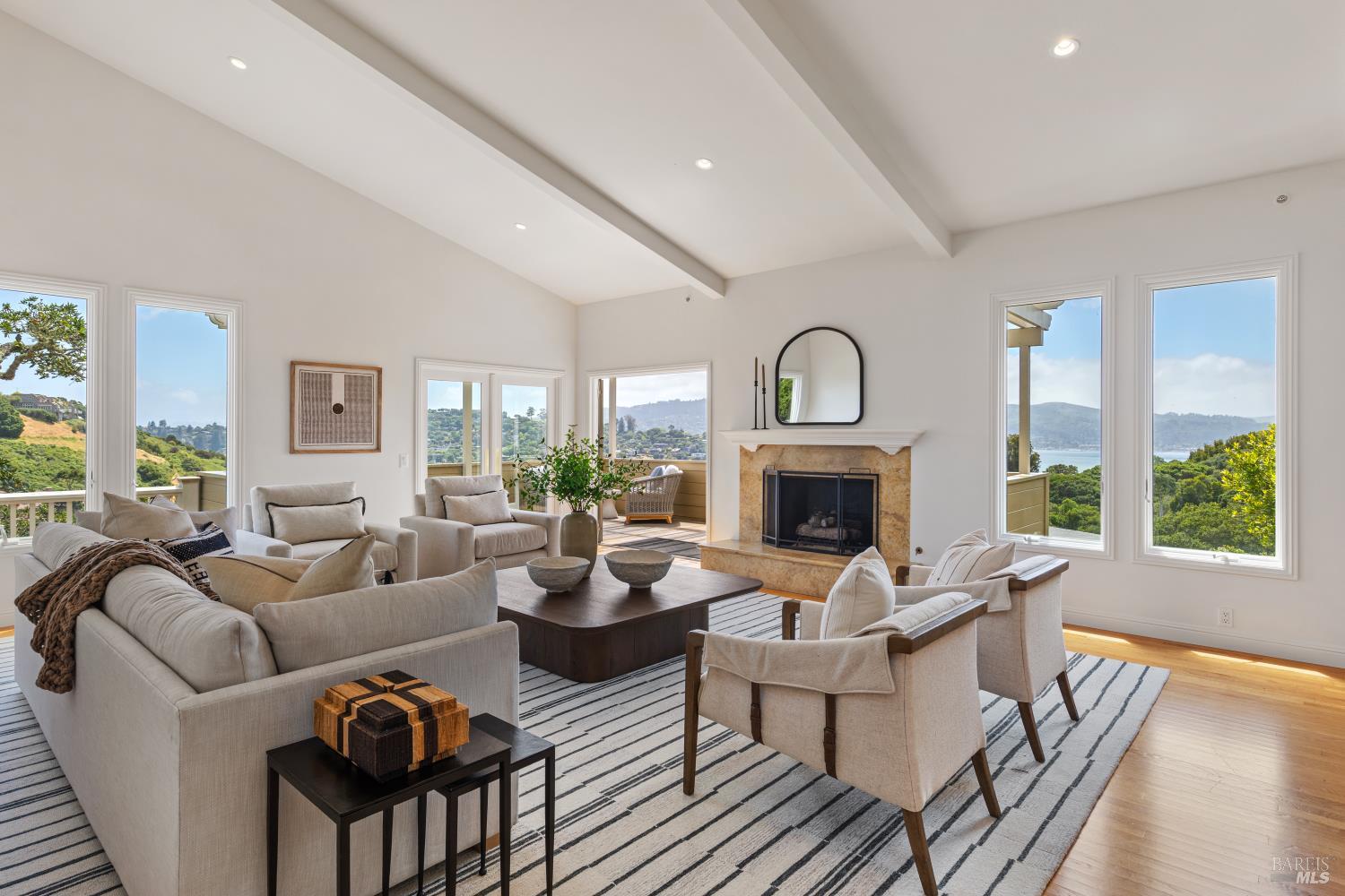 Detail Gallery Image 3 of 50 For 91 Round Hill Rd, Tiburon,  CA 94920 - 5 Beds | 4/1 Baths