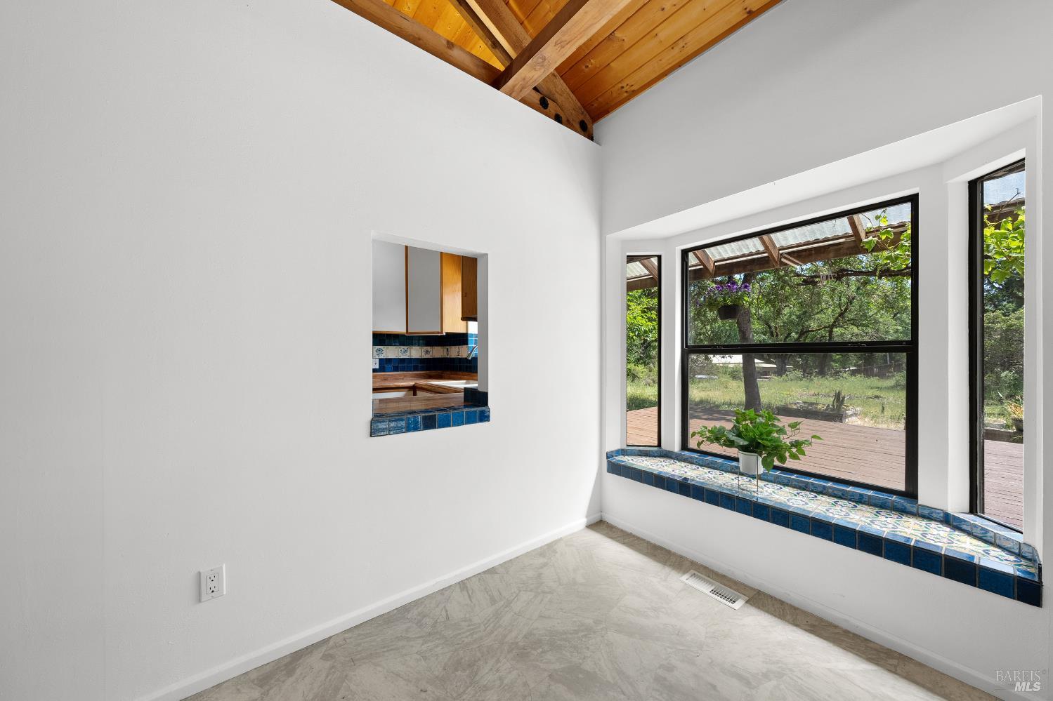 Detail Gallery Image 14 of 94 For 17651 Van Arsdale Rd, Potter Valley,  CA 95469 - 6 Beds | 5 Baths
