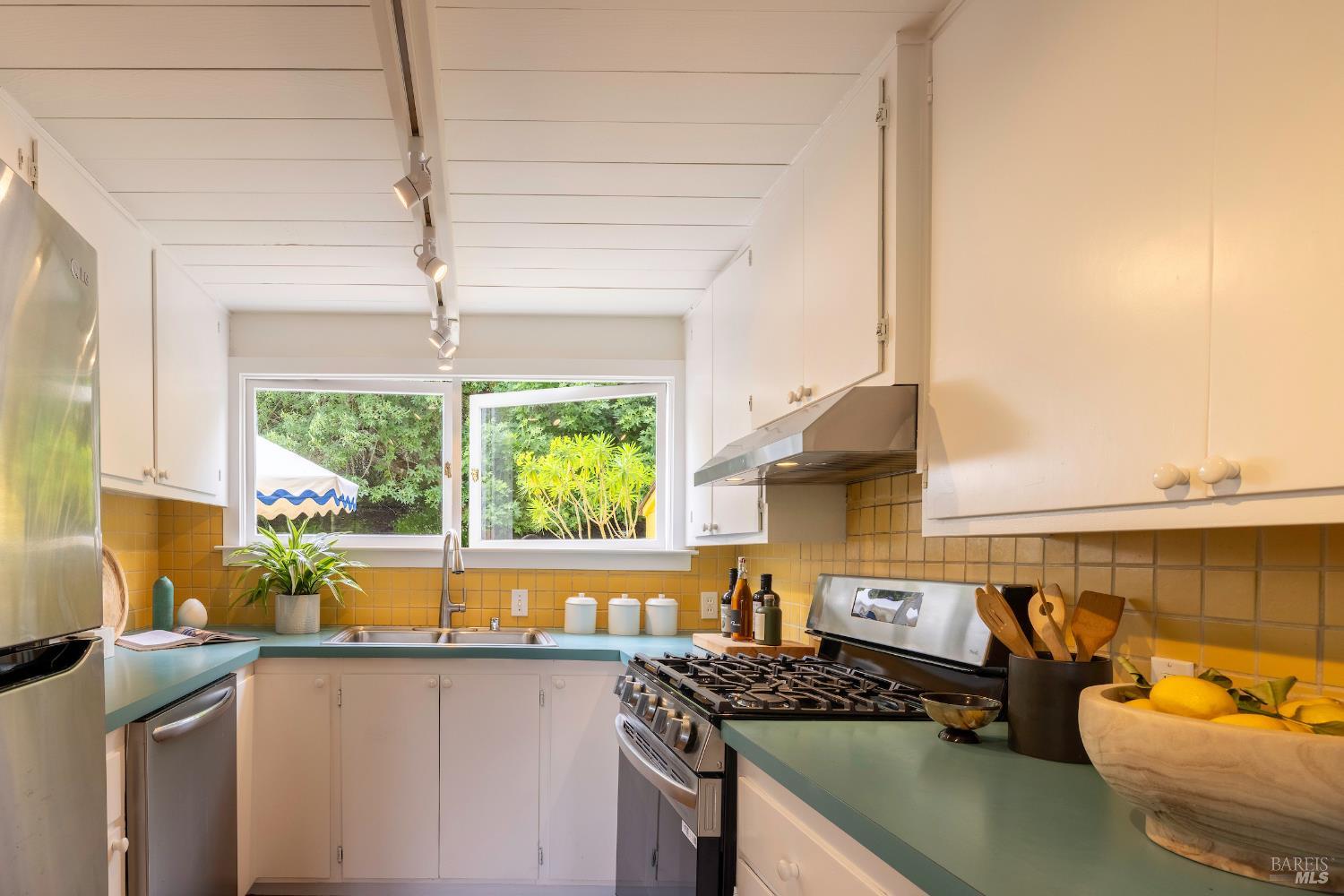 Detail Gallery Image 16 of 51 For 10 Park Ave, Bolinas,  CA 94924 - 2 Beds | 1/1 Baths