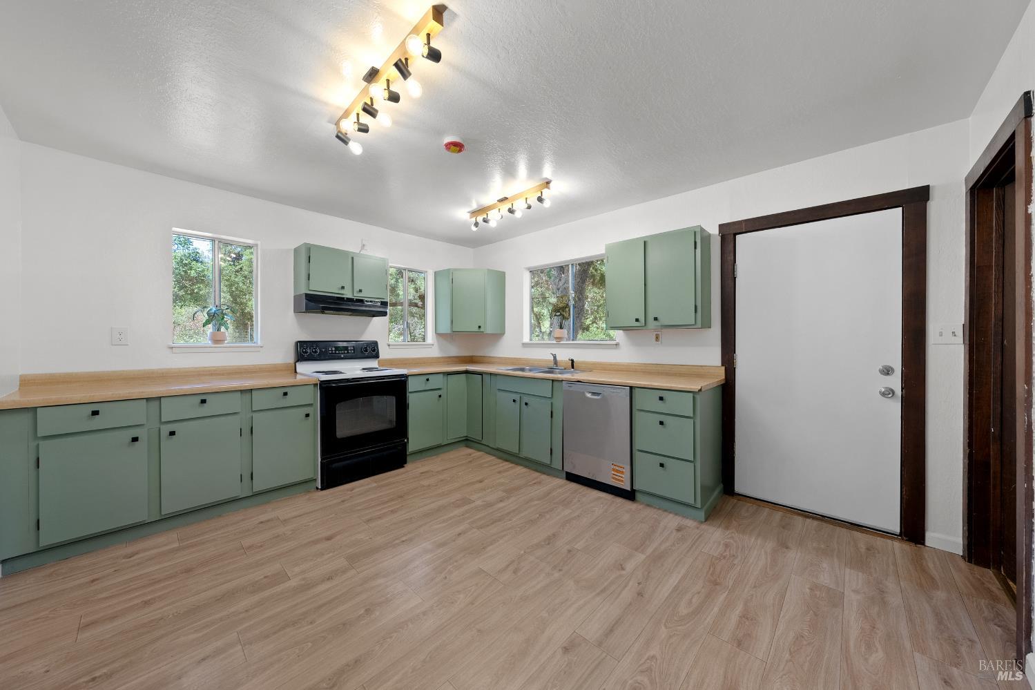 Detail Gallery Image 64 of 94 For 17651 Van Arsdale Rd, Potter Valley,  CA 95469 - 6 Beds | 5 Baths