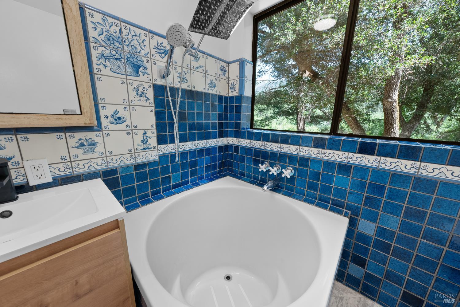 Detail Gallery Image 24 of 94 For 17651 Van Arsdale Rd, Potter Valley,  CA 95469 - 6 Beds | 5 Baths