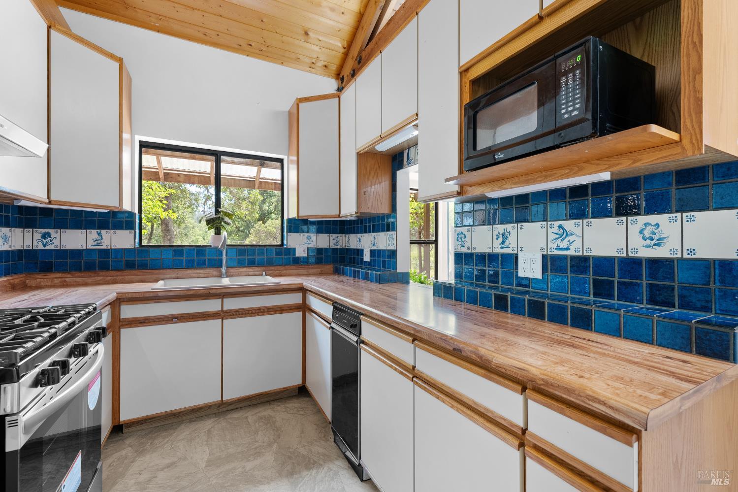 Detail Gallery Image 17 of 94 For 17651 Van Arsdale Rd, Potter Valley,  CA 95469 - 6 Beds | 5 Baths