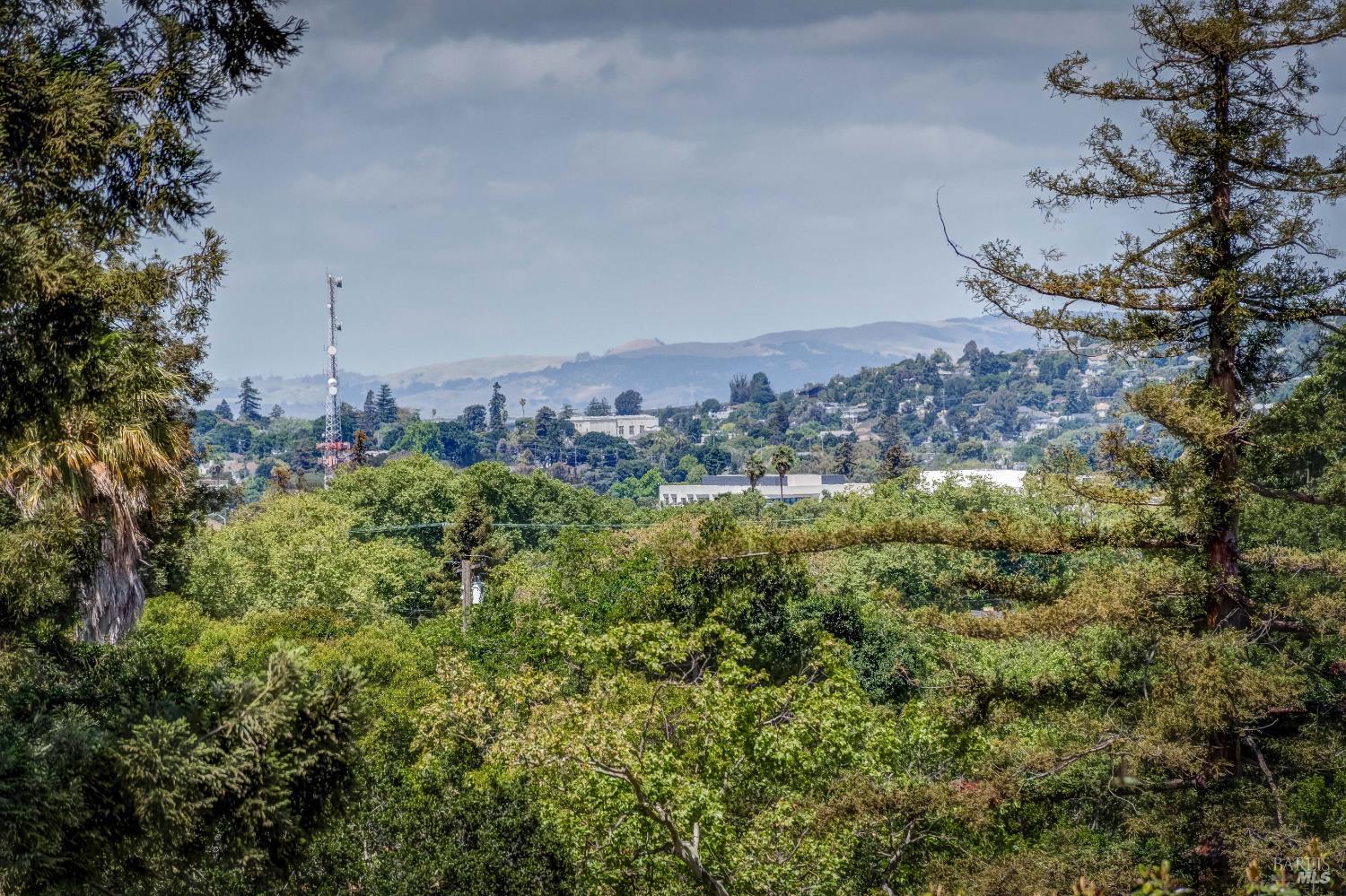 Detail Gallery Image 5 of 31 For 32 Romine Way, Vallejo,  CA 94591 - 5 Beds | 3 Baths