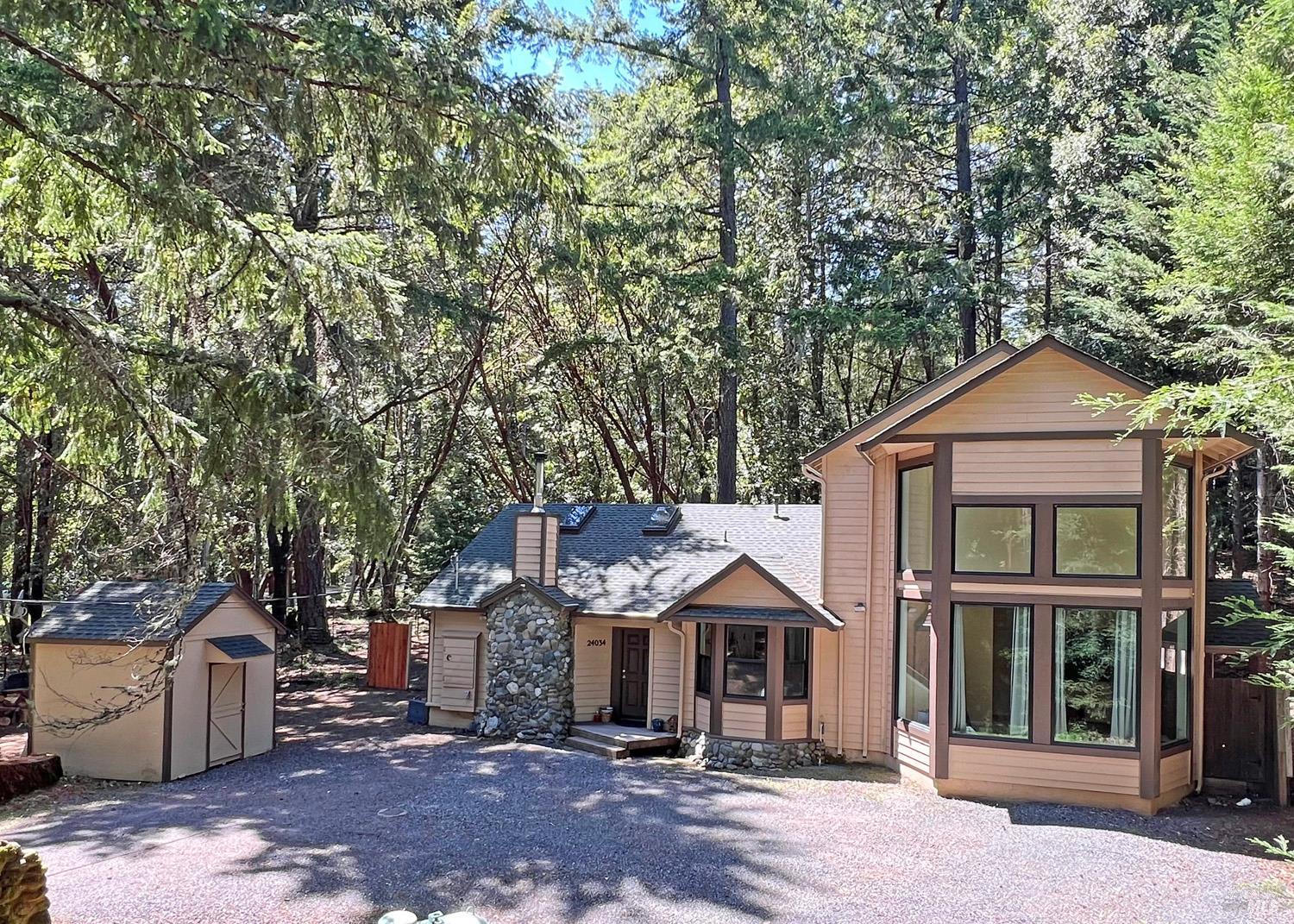Detail Gallery Image 1 of 39 For 24034 Willow Ln, Willits,  CA 95490 - 3 Beds | 3 Baths