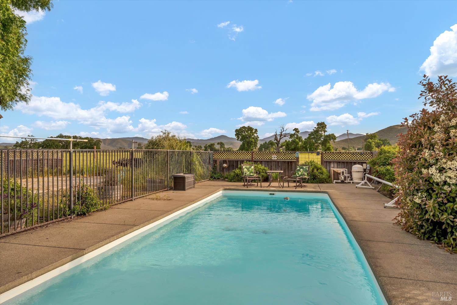 Detail Gallery Image 4 of 11 For 18537 Spyglass Rd, Hidden Valley Lake,  CA 95467 - 3 Beds | 2 Baths