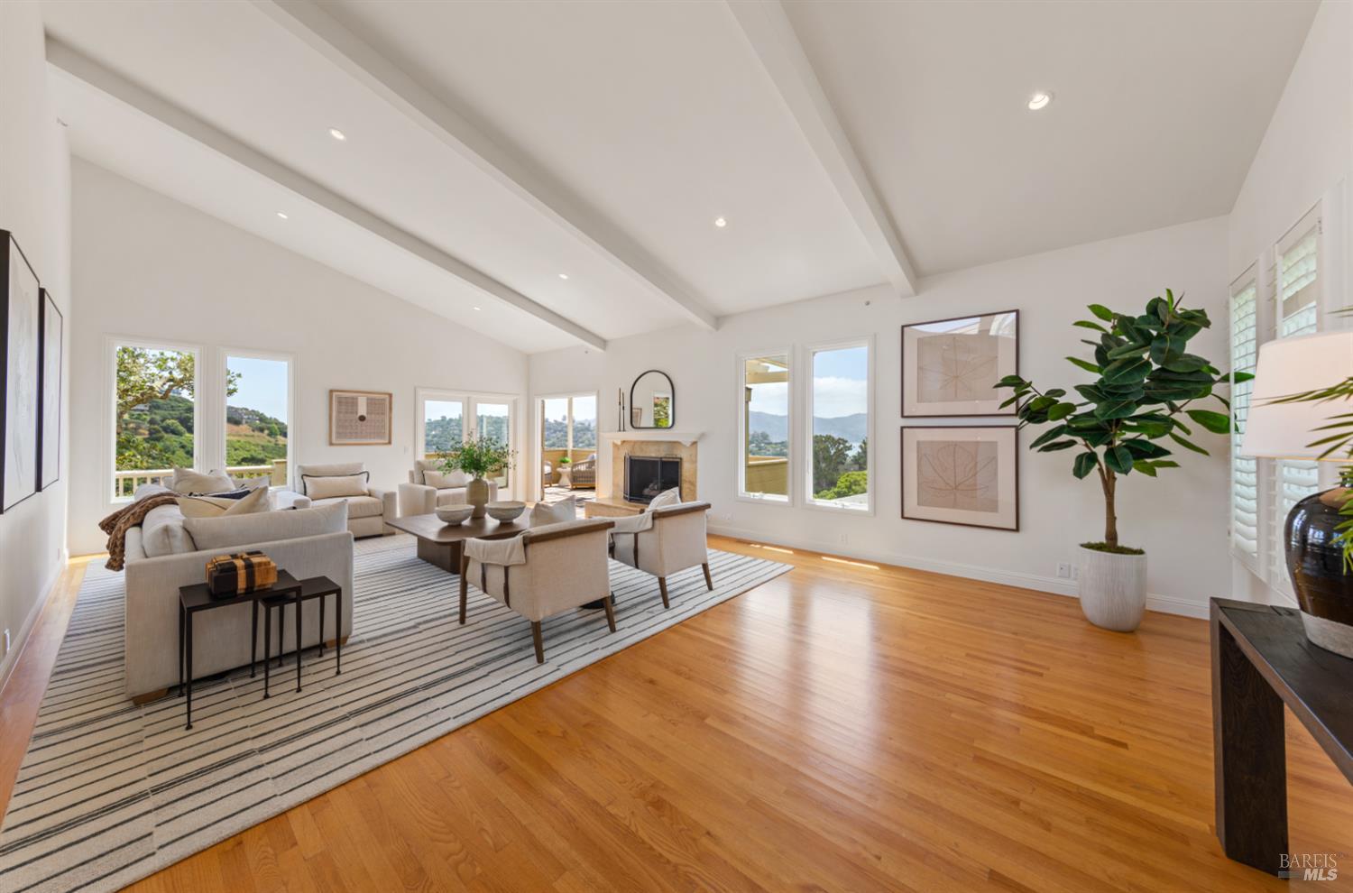 Detail Gallery Image 9 of 50 For 91 Round Hill Rd, Tiburon,  CA 94920 - 5 Beds | 4/1 Baths