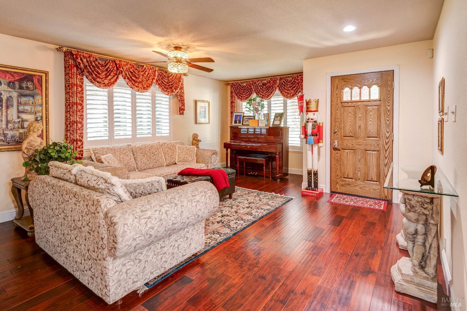 Detail Gallery Image 3 of 31 For 32 Romine Way, Vallejo,  CA 94591 - 5 Beds | 3 Baths