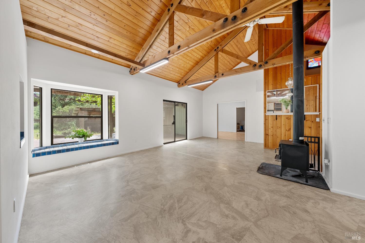 Detail Gallery Image 11 of 94 For 17651 Van Arsdale Rd, Potter Valley,  CA 95469 - 6 Beds | 5 Baths