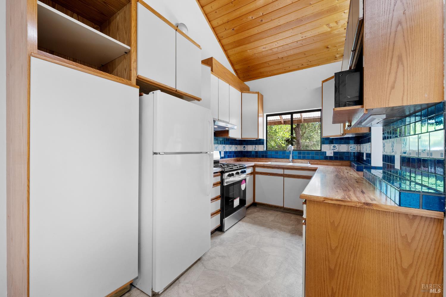 Detail Gallery Image 18 of 94 For 17651 Van Arsdale Rd, Potter Valley,  CA 95469 - 6 Beds | 5 Baths