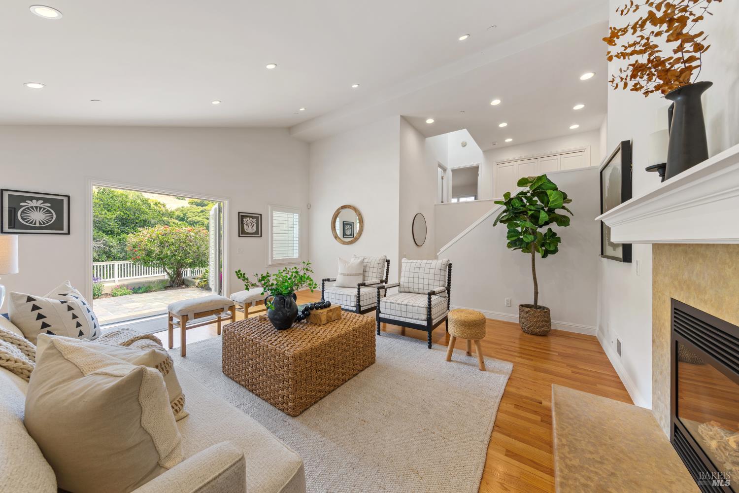 Detail Gallery Image 4 of 50 For 91 Round Hill Rd, Tiburon,  CA 94920 - 5 Beds | 4/1 Baths