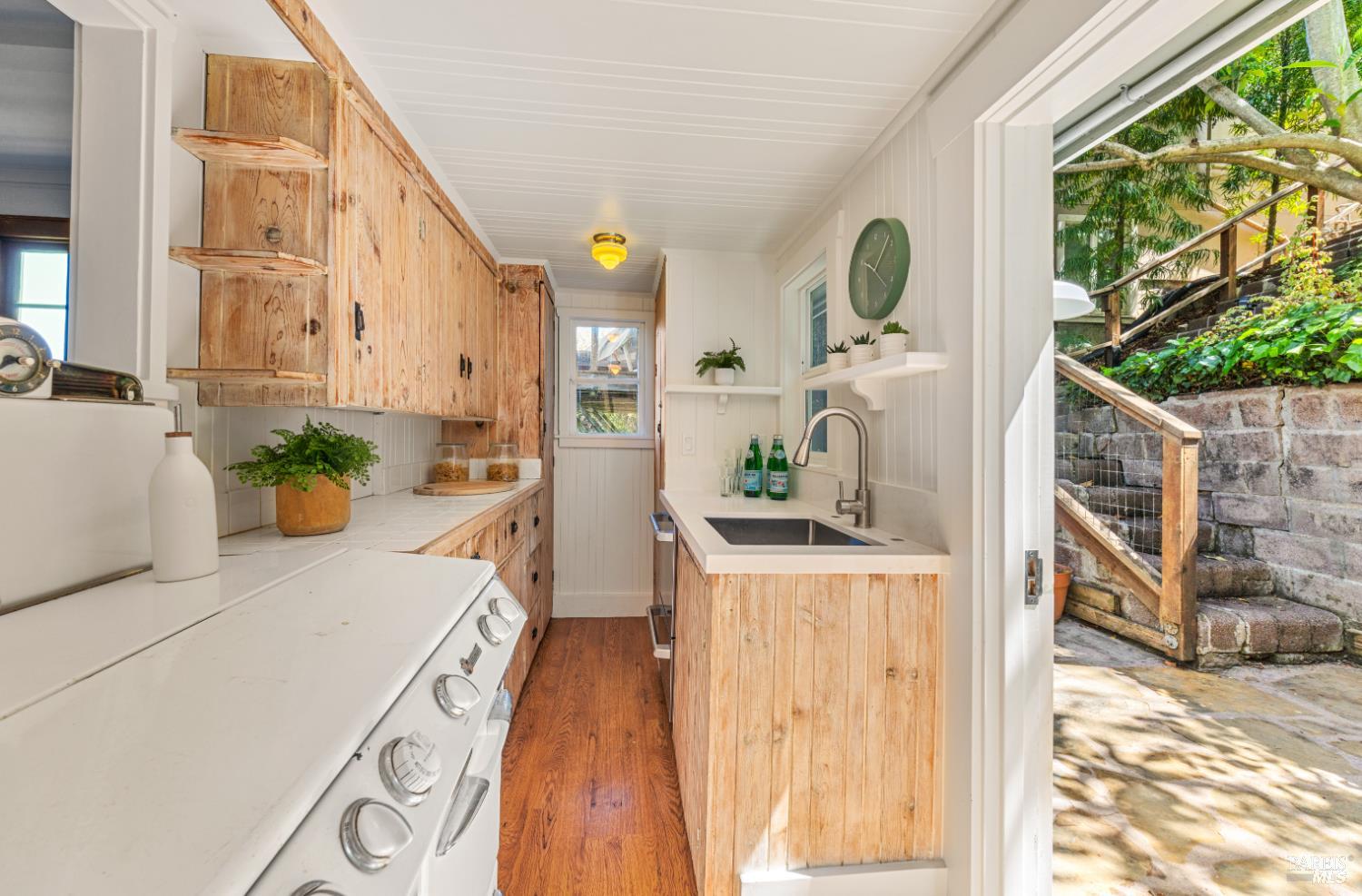 Detail Gallery Image 8 of 30 For 47 Woodside Ln, Mill Valley,  CA 94941 - 2 Beds | 2 Baths